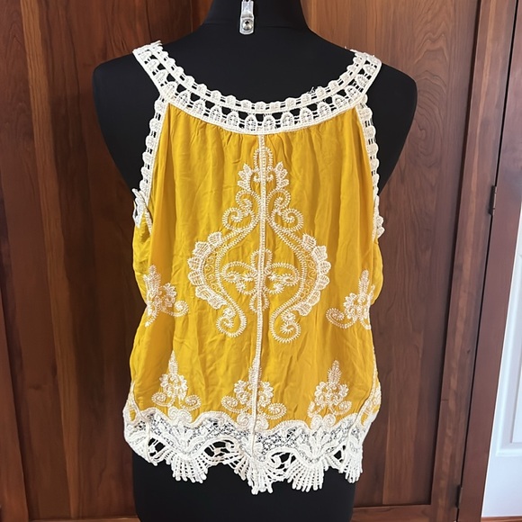 Sleeveless Embroidered Tank Top - Picture 4 of 5